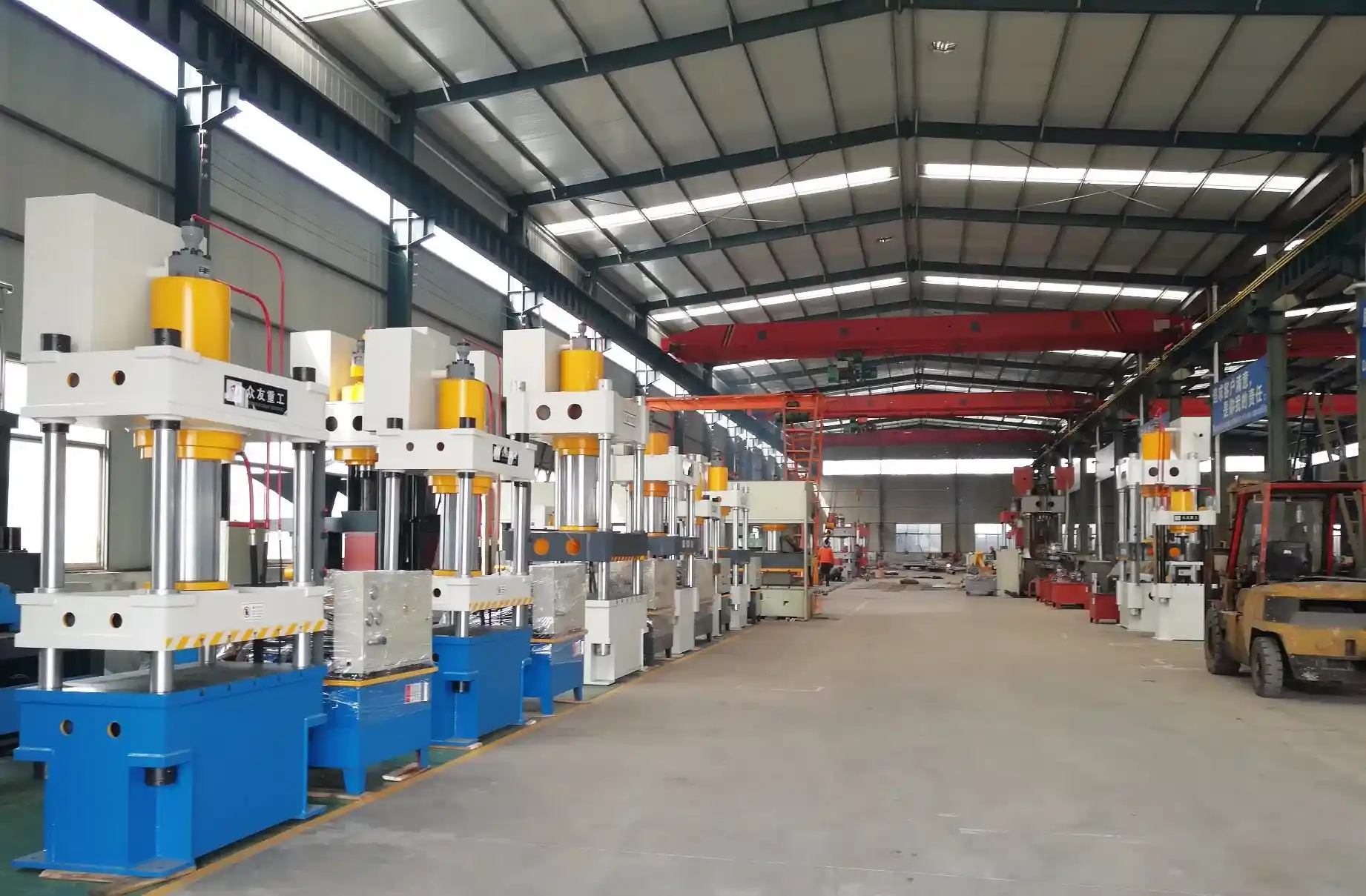 Linha de produção automatizada para fabricação eficiente de trocadores de pneus
